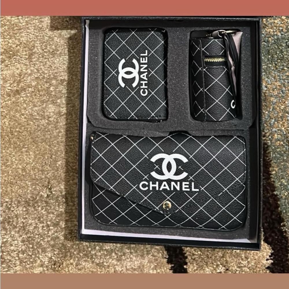 Elegant Black and White Phone Case with Quilted Design